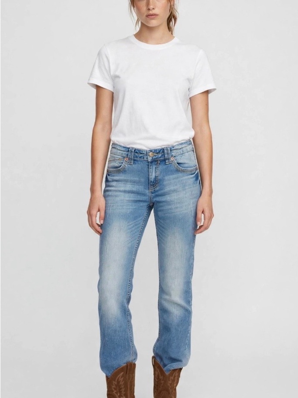 Women's Light Wash low rise Boot cut Jeans - Blue Size 9/10